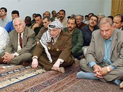 Arafat, durante la plegaria del viernes de ayer en la sede de su Gobierno.