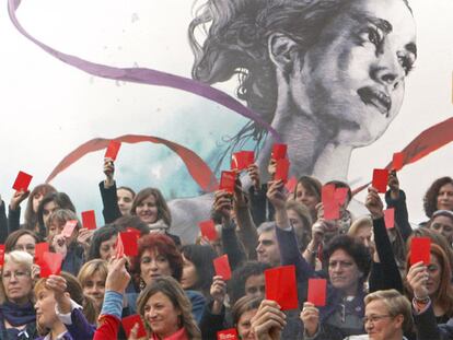 Homenaje a las 64 mujeres que han muerto este año víctimas de la violencia machista.