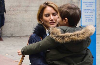 Alba Carrillo y su hijo, Lucas, en Madrid.