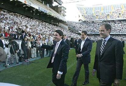 José María Aznar, junto a Eduardo Zaplana y Francisco Camps, ayer en el estadio de Mestalla, en Valencia.