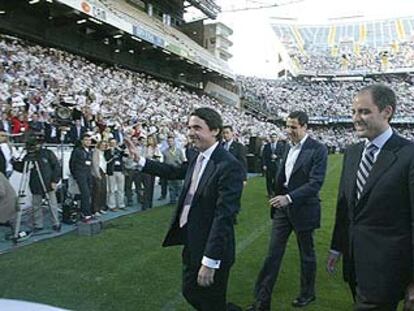 José María Aznar, junto a Eduardo Zaplana y Francisco Camps, ayer en el estadio de Mestalla, en Valencia.