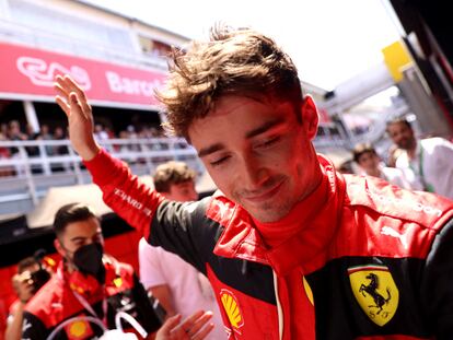 Charles Leclerc saluda tras lograr la 'pole' este sábado en el circuito de Montmeló, en el GP de España.