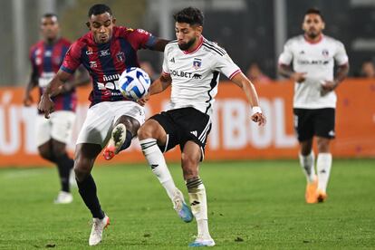 El defensor panameño de Monagas, Harold Cummings, y el defensor de Colo Colo, Jeyson Rojas, compiten por el balón durante el partido de ida de la fase de grupos de la Copa Libertadores en el estadio Monumental, el pasado 19 de abril en Santiago de Chile