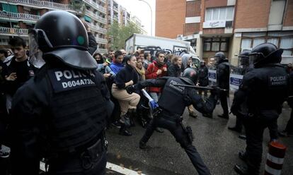 Los Mossos cargan contra quienes quieren impedir el desahucio de Travessera de Gràcia.