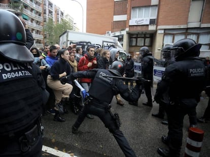 Los Mossos cargan contra quienes quieren impedir un desahucio en  la Travessera de Gràcia de Barcelona