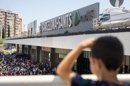 Ambiente en las inmediaciones de la Estación de Sants de Barcelona durante el apagón.
