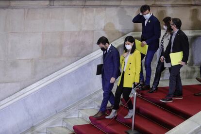 El candidato de ERC a la presidencia de la Generalitat, Pere Aragonès (izquierda), junto a la portavoz de su partido, Marta Vilalta (chaqueta amarilla), y varios de sus compañeros, este martes en el Parlament.