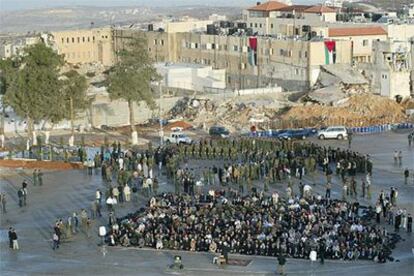 Rezos —de cara a la meca— en la explanada de la Mukata, en Ramala, para celebrar el fin del Ramadán. Al fondo a la izquierda, bajo los pinos, la tumba de Yasir Arafat.