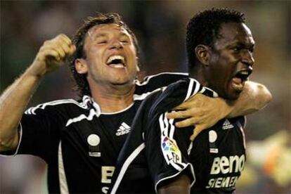 Diarra (d), del Real Madrid, celebra junto a Cassano (i) el primer gol de su equipo ante el Real Betis