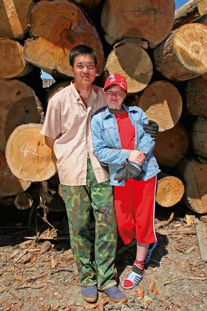 En el depósito maderero de Dalnerechensk (Rusia oriental) trabaja Xiaobe (aquí, con su compañera rusa).