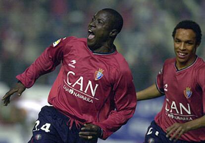 El jugador de Osasuna, Ibrahima Bakayoko, celebra la consecución de su gol con su compañero Valdo.