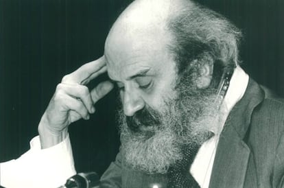 Julio Cerón, dictando una conferencia en 1984.