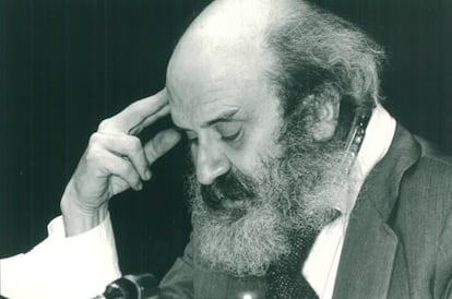 Julio Cer&oacute;n, dictando una conferencia en 1984.