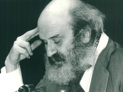 Julio Cer&oacute;n, dictando una conferencia en 1984.