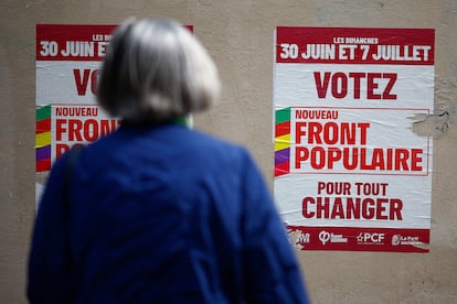 Una mujer mira carteles de campaña de la alianza de izquierda francesa, denominada Nouveau Front Populaire (Nuevo Frente Popular - NFP) el día de la segunda vuelta de las elecciones parlamentarias anticipadas francesas, en París, Francia.