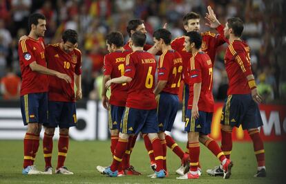 Los jugadores felicitan a Sergio Ramos tras su lanzamiento.