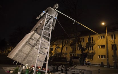 Activistas polacos derriban una estatua del sacerdote fallecido Henryk Jankowski, quien presuntamente abusó sexualmente de menores, en Gdansk (Polonia).