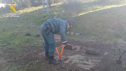 Uno de los agentes en el momento en el que se descubrieron los pozos irregulares.
