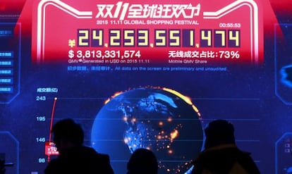 Una pantalla ofrece cifras en tiempo real sobre las transacciones de Alibaba en el Día de los Solteros.
