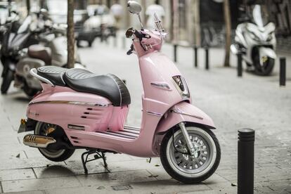 
Su punto fuerte es su imagen, de estilo retro y con la carrocería luciendo un acabado bitono. La baja altura de su sillín (770 mm) hace de él una opción válida para todo tipo de conductores, tiene ABS de serie y su motor rinde 10,2 CV. 
