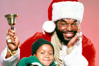 Extraño crossover de series: Mr T de El equipo A y el pequeño Webster. La Navidad es capaz de unir a cualquiera.