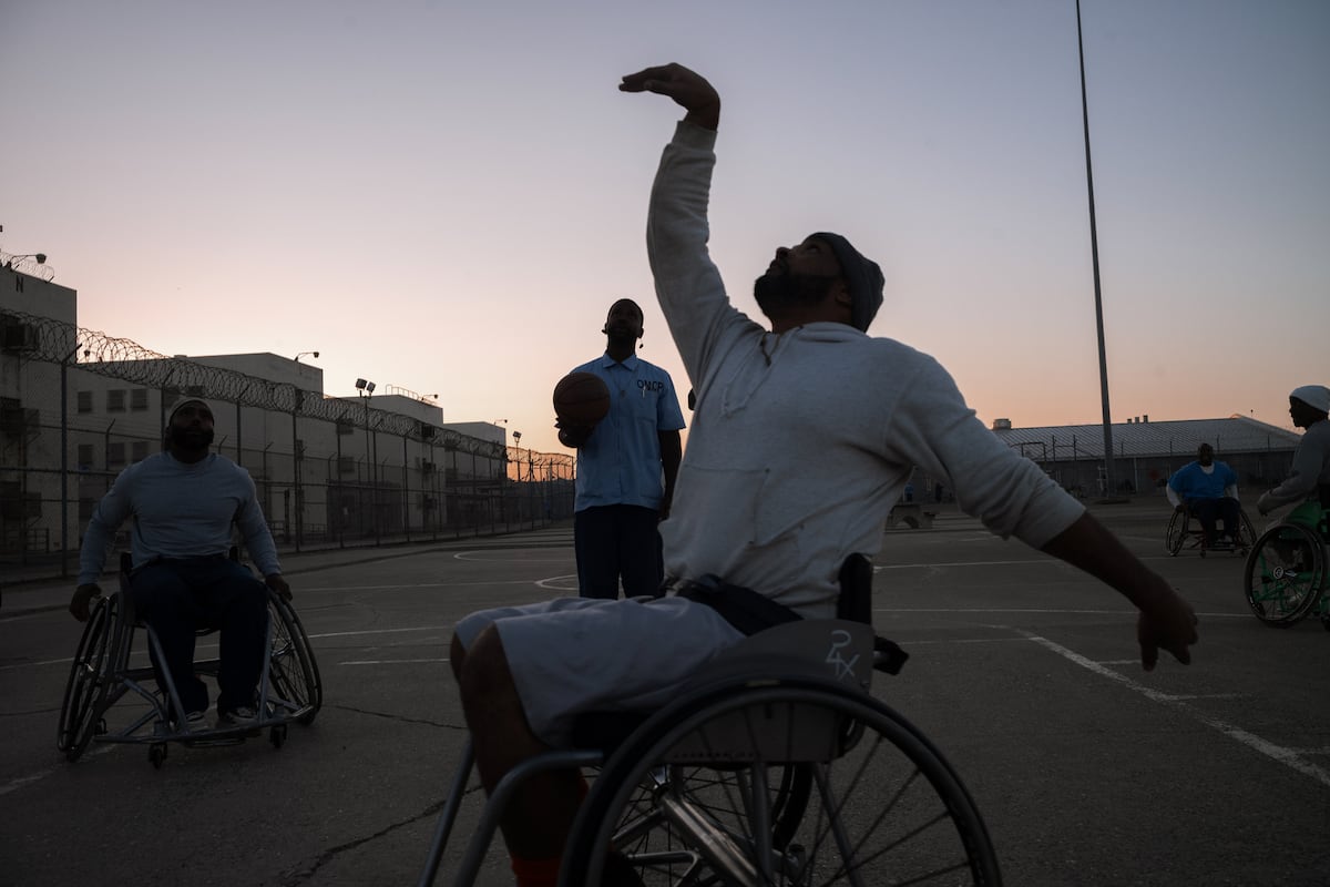 Photo: elpais.com California Medical Facility Inmates Play Wheelchair Basketball