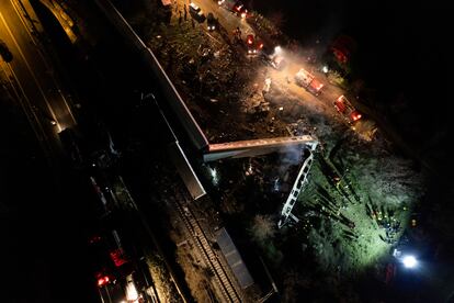 Un reportero enviado al lugar del accidente habló en una emisora de escenas “apocalípticas”. Debido a la gravedad de la colisión, restos de los dos trenes han salido despedidos a una gran distancia. En la imagen, el convoy de pasajeros descarrilado. 
