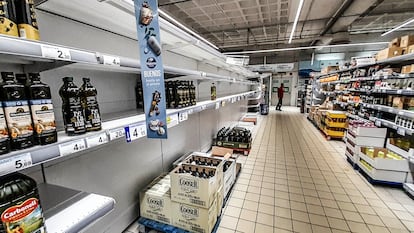 Desabastecimiento de aceite en un supermercado en Madrid, este viernes.
