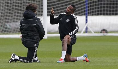 Eto'o charla con Rui Faria en el entrenamiento de este lunes.