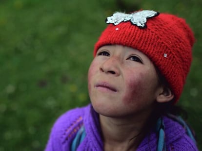 Anni mira a las nubes en su comunidad rural, en Per&uacute;. 