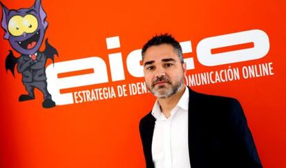 Alejandro De Pedro Llorca, ante el cartel de una de sus empresas de reputaci&oacute;n en Internet