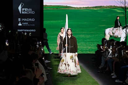 Ynésuelves abrió su desfile con un vídeo de Victoria Federica a caballo.