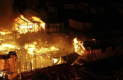 Amadeu Soares, jefe de seguridad estatal, dijo a los medios de comunicación que en las próximas horas iniciará una investigación extensa para dar con las causas del fuego. En la imagenes, viviendas son engullidas por el fuego, el 17 de diciembre.