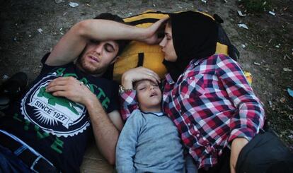 Una familia siria descansa tras haber llegado a Presevo.