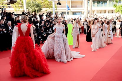 La actriz estadounidense Loreto Peralta (la segunda por la izquierda) a su llegada a la alfombra roja de Cannes para el estreno de la película 'Le Comte De Monte-Cristo', el 22 de mayo.