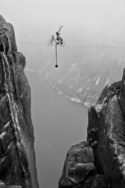 A 1000 metros de altura y en bicicleta, sobre un cable suspendido. Kjerag (Noruega, 2007).