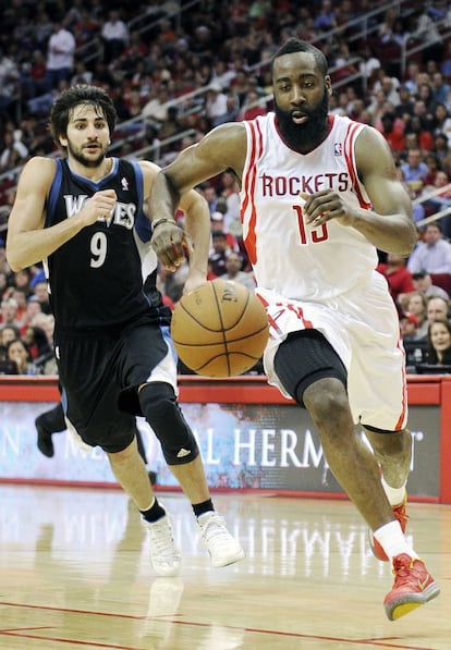 Rubio, de los Wolves, persigue a Harden, de los Rockets.