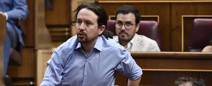 El líder de Unidas Podemos, Pablo Iglesias, en pie en el Congreso de los Diputados.