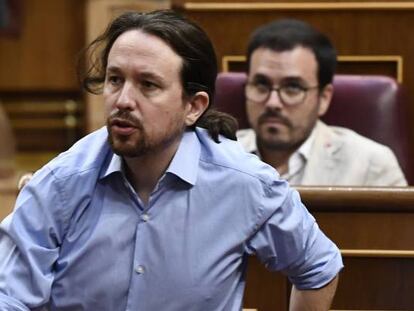El líder de Unidas Podemos, Pablo Iglesias, en pie en el Congreso de los Diputados.