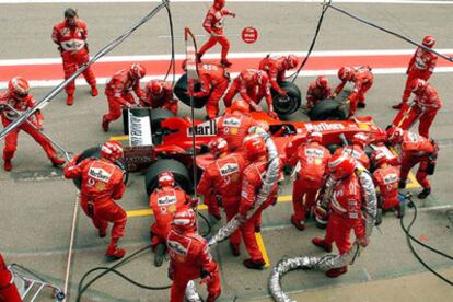 Los mecánicos de Ferrari cargan combustible y revisan el coche de Schumacher durante el GP de España del pasado año.