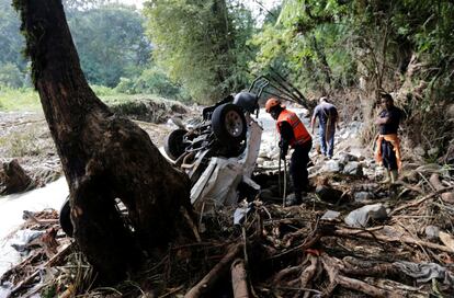 El número de víctimas mortales por el paso de Earl por Puebla ascendió este miércoles a 36, sumando un total de 49 muertos en todo el país por la tormenta.