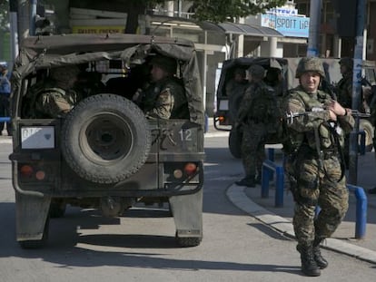 Policiais em Kumanovo, neste domingo.