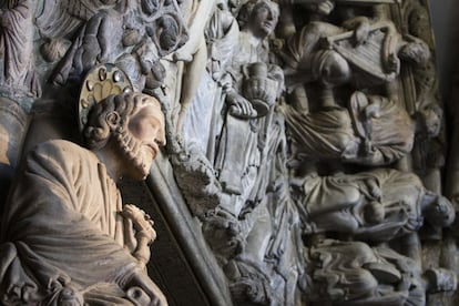 Los peregrinos que realizan el Camino de Santiago tienen su última etapa en la tumba del apóstol Santiago, situada en la catedral y a la que se accede por el pórtico de la Gloria. Se trata de una entrada dividida en tres arcos de medio punto adornada con un conjunto escultórico, obra maestra del románico, que se inspira en el Apocalipsis de San Juan y en otros textos del Antiguo Testamento. La entrada a la catedral es gratuita, mientras que la colección tiene un precio de seis euros. En la foto, un detalle del pórtico de la Gloria.