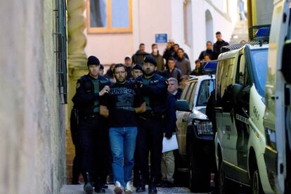 Agentes de la Guardia Civil trasladan al serbio Norbert Feher, Igor el Ruso, acusado del asesinato de dos guardias civiles y un ganadero, a su salida de los juzgados de Alcañiz (Teruel).