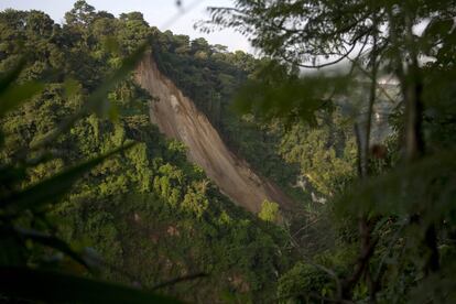 250 militares, expertos en la atención en caso de tragedias naturales, se encuentran en el lugar.