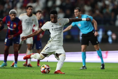 Vinicius Junior marca de penalti el tercer gol del Real Madrid.