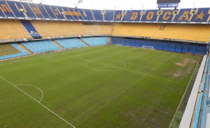 El lateral que da a los palcos de La Bombonera es una pesadilla para quienes cuidan del campo de juego.