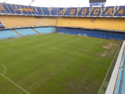 El lateral que da a los palcos de La Bombonera es una pesadilla para quienes cuidan del campo de juego.