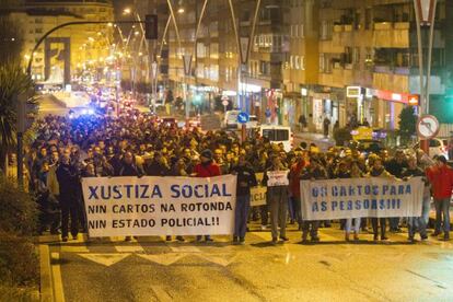 Protesta ayer en Vigo por la instalación del barco en la rotonda de Coia.