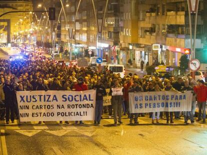 Protesta ayer en Vigo por la instalaci&oacute;n del barco en la rotonda de Coia.